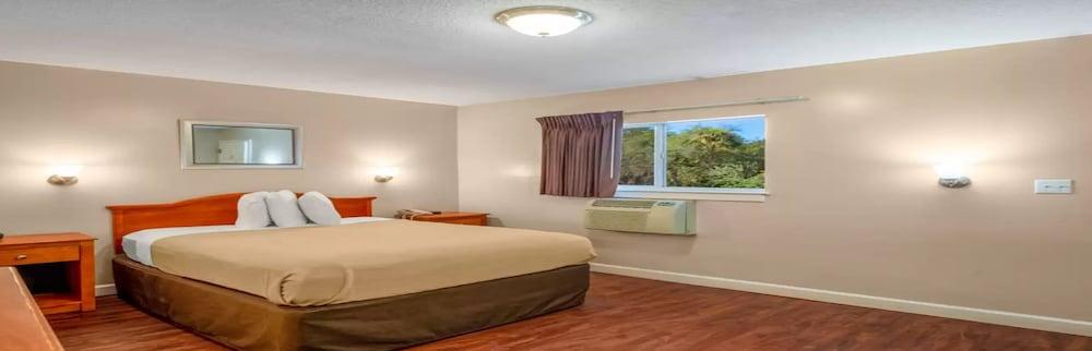 Hotel Suburban Airport 2*